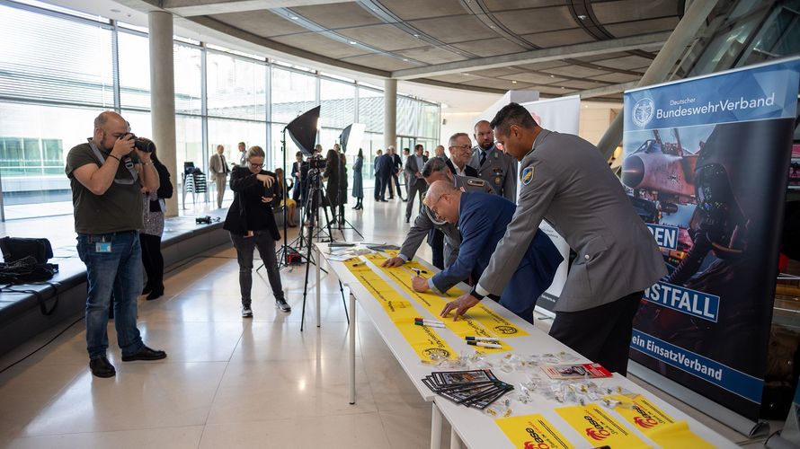 Dieser Termin ist für viele Abgeordnete fix im Kalender: Die Aktion Gelbe Bänder des Deutschen BundeswehrVerbandes auf der Fraktionsebene des Bundestages. Foto: DBwV/Yann Bombeke