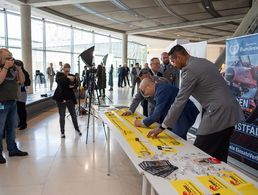 Dieser Termin ist für viele Abgeordnete fix im Kalender: Die Aktion Gelbe Bänder des Deutschen BundeswehrVerbandes auf der Fraktionsebene des Bundestages. Foto: DBwV/Yann Bombeke