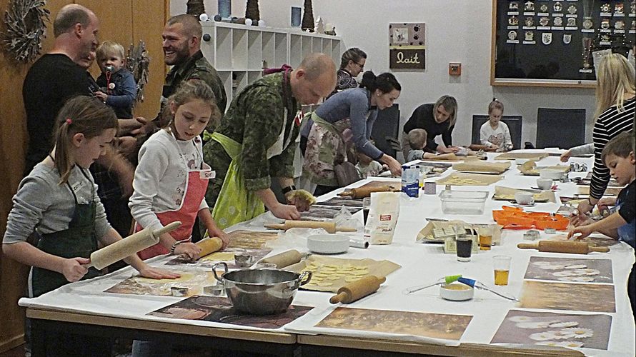 Die deutsch-kanadische Weihnachtsbäckerei bereitete die internationale Nikolausfeier vor Foto: ZVBw \Leonhardt