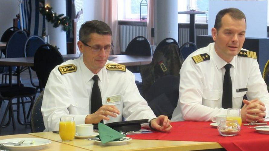 Oberstabsbootsmann Rene Sirock (links) begrüßte Fregattenkapitän Jan Dobberstein. Foto: DBwV