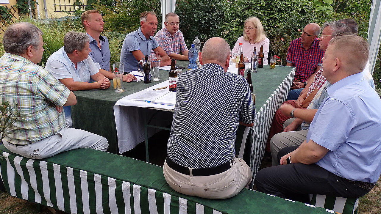 MdB Jens Lehmann (4. v.l.) im Gespräch mit Vorstandsmitgliedern.