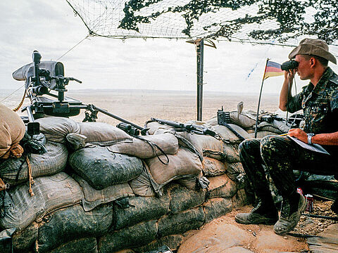 Ein deutscher Soldat im deutschen Feldlager Belet Huen in Somalia: Dort waren von August 1993 bis März 1994 rund 1700 Bundeswehrsoldaten im Einsatz. Foto: picture alliance/akg-images/Guenay Ulutuncok
