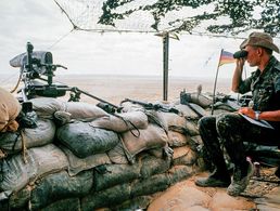 Ein deutscher Soldat im deutschen Feldlager Belet Huen in Somalia: Dort waren von August 1993 bis März 1994 rund 1700 Bundeswehrsoldaten im Einsatz. Foto: picture alliance/akg-images/Guenay Ulutuncok