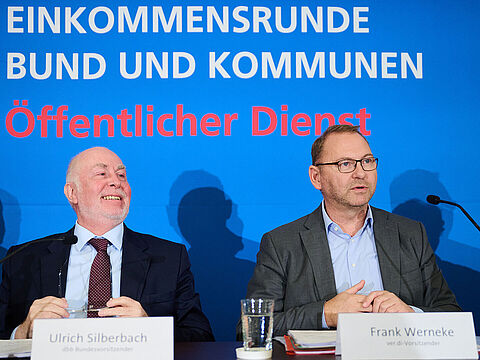 Ulrich Silberbach (l.), Bundesvorsitzender dbb Beamtenbund und Tarifunion, und Frank Werneke, Vorsitzender ver.di, stellten in Berlin die Tarifforderungen der Gewerkschaften vor. Foto: picture alliance/dpa/Annette Riedl