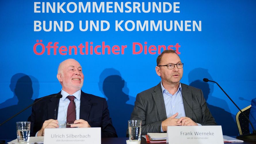 Ulrich Silberbach (l.), Bundesvorsitzender dbb Beamtenbund und Tarifunion, und Frank Werneke, Vorsitzender ver.di, stellten in Berlin die Tarifforderungen der Gewerkschaften vor. Foto: picture alliance/dpa/Annette Riedl