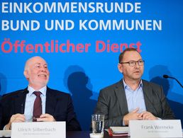 Ulrich Silberbach (l.), Bundesvorsitzender dbb Beamtenbund und Tarifunion, und Frank Werneke, Vorsitzender ver.di, stellten in Berlin die Tarifforderungen der Gewerkschaften vor. Foto: picture alliance/dpa/Annette Riedl