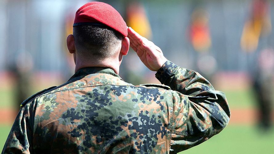 Auch die Fähigkeit zur Selbstreflexion sollte stärker das Ziel der Führerausbildung in der Bundeswehr sein, sagt Generalmajor a.D. Reinhardt Zudrop. Foto: dpa