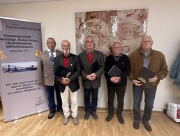 Der Kameradschaftsvorsitzende Jochen Schmelzer mit Detlef Dag Müller, Heino Reiss, Gerold Auffarth und Claus Clausen. Foto: Hptm a.D. Jochen Schmelzer (Vors. KERH Wilhelmshaven)