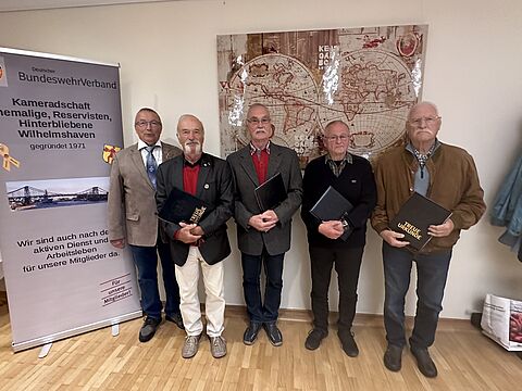 Der Kameradschaftsvorsitzende Jochen Schmelzer mit Detlef Dag Müller, Heino Reiss, Gerold Auffarth und Claus Clausen. Foto: Hptm a.D. Jochen Schmelzer (Vors. KERH Wilhelmshaven)