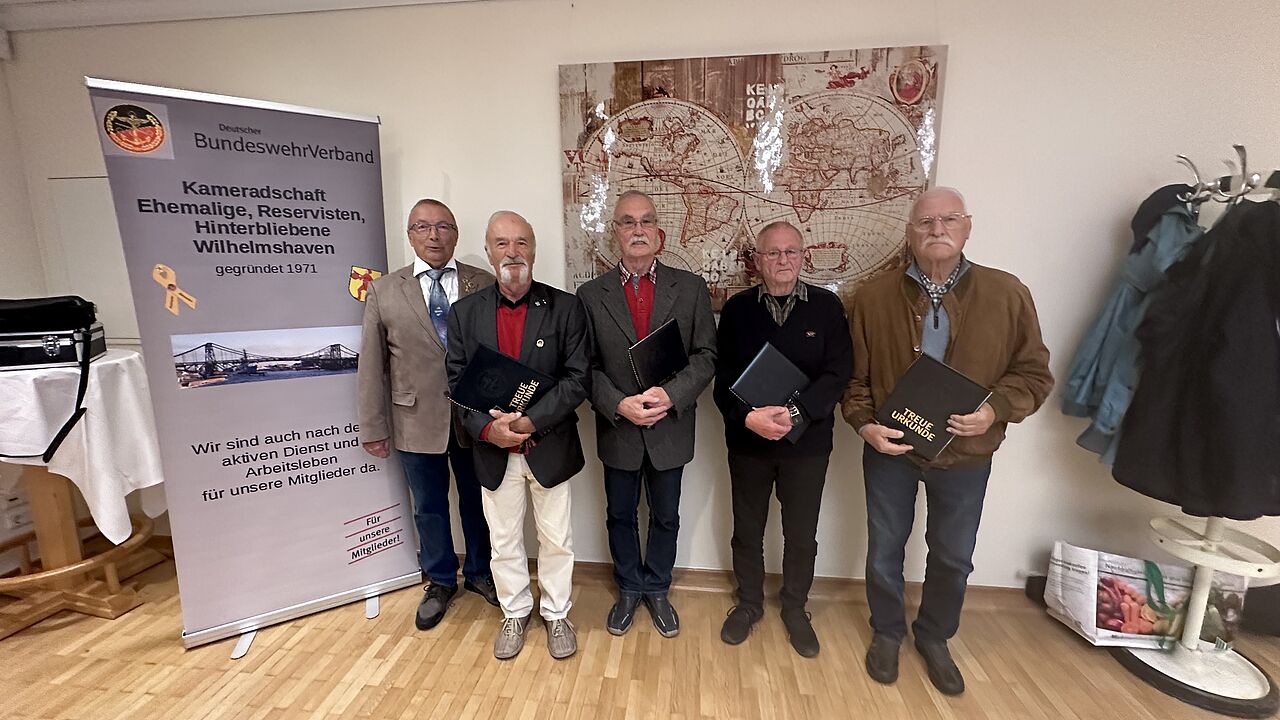 Der Kameradschaftsvorsitzende Jochen Schmelzer mit Detlef Dag Müller, Heino Reiss, Gerold Auffarth und Claus Clausen. Foto: Hptm a.D. Jochen Schmelzer (Vors. KERH Wilhelmshaven)