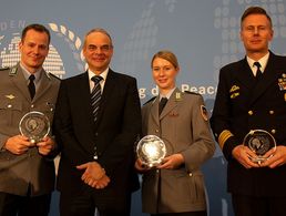 Dank für das Engagement: Staatssekretär Benedikt Zimmer (2. v. l.) mit den geehrten Soldaten Hauptmann Alexander Blunck (v. l.), Feldwebel d.R. Sarah Reichel und Fregattenkapitän Boris Bollow. Foto: DBwV/Vieth