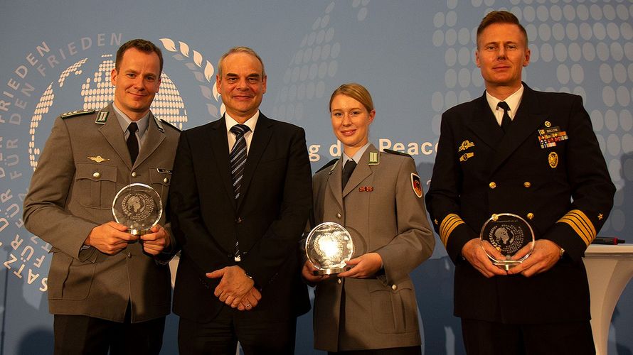 Dank für das Engagement: Staatssekretär Benedikt Zimmer (2. v. l.) mit den geehrten Soldaten Hauptmann Alexander Blunck (v. l.), Feldwebel d.R. Sarah Reichel und Fregattenkapitän Boris Bollow. Foto: DBwV/Vieth