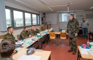 Generalleutnant Mais im Gespräch mit Teilnehmern im Englisch-Unterricht. Foto: DBwV/Bombeke