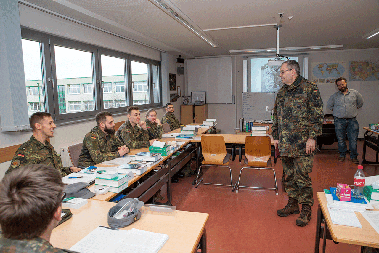 Generalleutnant Mais im Gespräch mit Teilnehmern im Englisch-Unterricht. Foto: DBwV/Bombeke