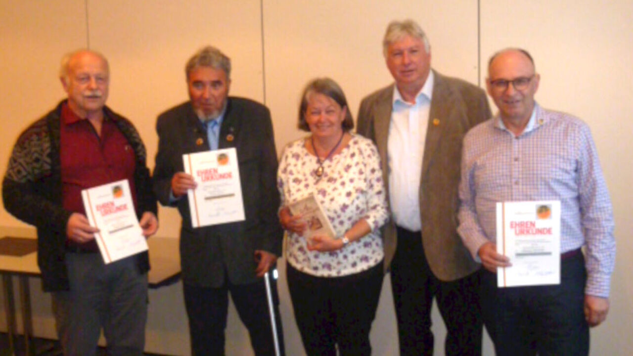 Oberstleutnant a.D. Thomas Kroll, Stabsfeldwebel a.D. Werner Bahrke, Elke Hofmann, Oberstabsfeldwebel a.D. Peter Hofmann und Stabsfeldwebel a.D. Johannes Hermann (v.l.). Foto: Peter Hofmann