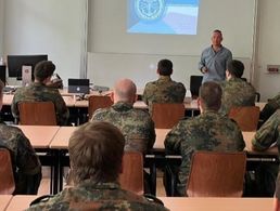 Stabsfeldwebel d.R. Johnny Graf vermittelt den Soldaten des LogBtl 461 bei seinen Vorträgen fundierte Kenntnissen und hilfreiche Tipps bei vielen sozialen Themen. Foto: Sascha Schmidt