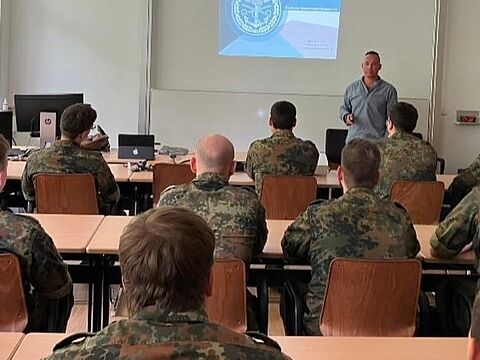 Stabsfeldwebel d.R. Johnny Graf vermittelt den Soldaten des LogBtl 461 bei seinen Vorträgen fundierte Kenntnissen und hilfreiche Tipps bei vielen sozialen Themen. Foto: Sascha Schmidt
