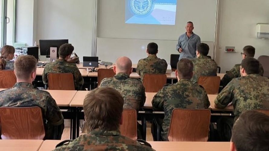 Stabsfeldwebel d.R. Johnny Graf vermittelt den Soldaten des LogBtl 461 bei seinen Vorträgen fundierte Kenntnissen und hilfreiche Tipps bei vielen sozialen Themen. Foto: Sascha Schmidt