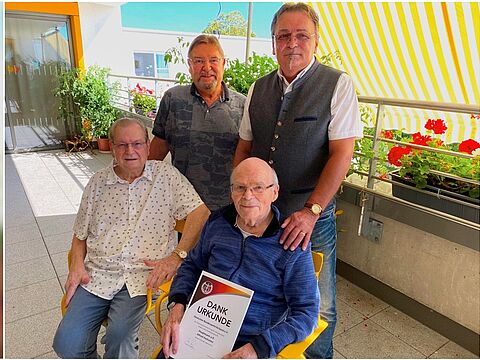 Den 98-jährigen Hauptmann a.D. Alfred Hastreiter zeichnete Bezirksvorsitzender Franz Jung im Beisein von KERH-Vorsitzenden Michael Lipp und dem ältesten Mitglied im KERH-Vorstand, Josef Billing (v.r.), mit der Dankesurkunde des Landesvorsitzenden aus. Foto: sKERH Augsburg