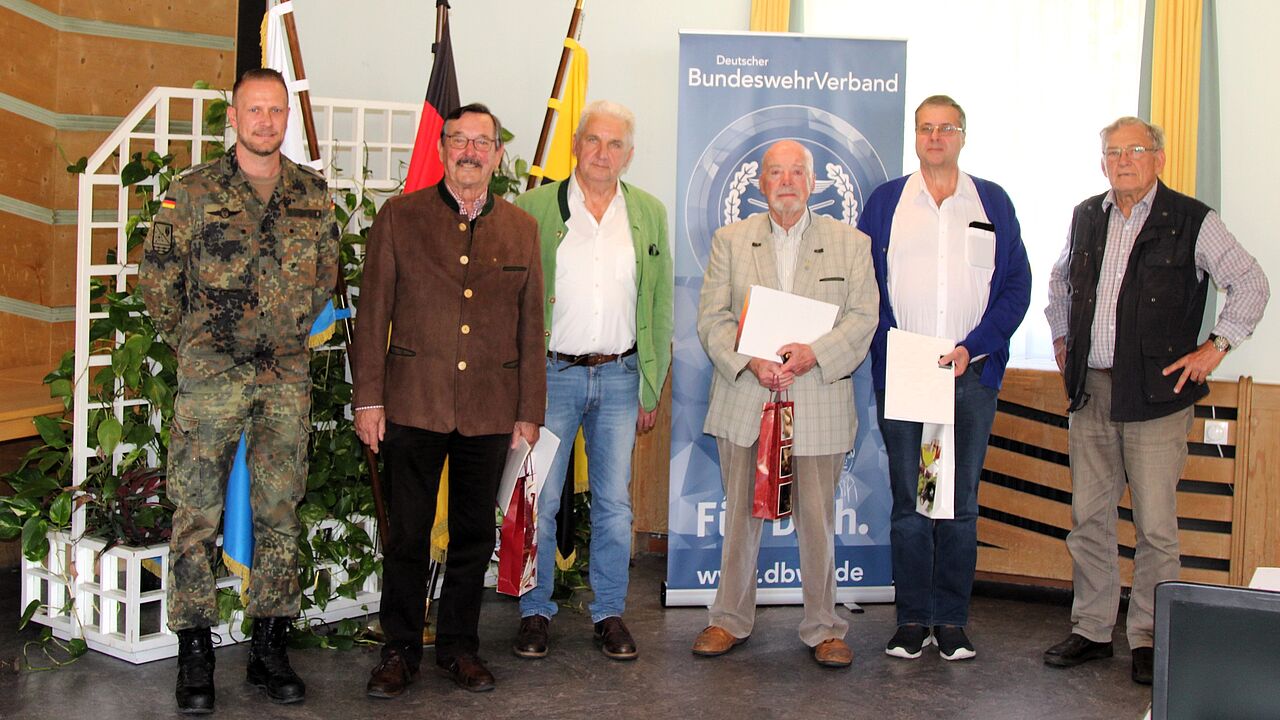 Nach der Ehrung von Mitgliedern der KERH Berchtesgadener Land: Bezirksvorsitzender Major Daniel Brunner (v.l.), Oberfeldveterinär Dr. Wolfram Noreisch, Hauptmann a.D. Lothar Koch, Oberst a.D. Horst Brenner, Oberfeldwebel d.R. Thomas Hofmann, Vorsitzender Oberstleutnant Klaus Schwarzenberger. Foto: KERH BGL