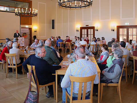 Das traditionelle Aschermittwoch-Essen der Kameradschaft ERH Sonthofen bot auch in diesem Jahr 50 Mitgliedern und Gästen eine willkommene Gelegenheit für ein erstes Treffen. Foto: Wolfgang Kruse