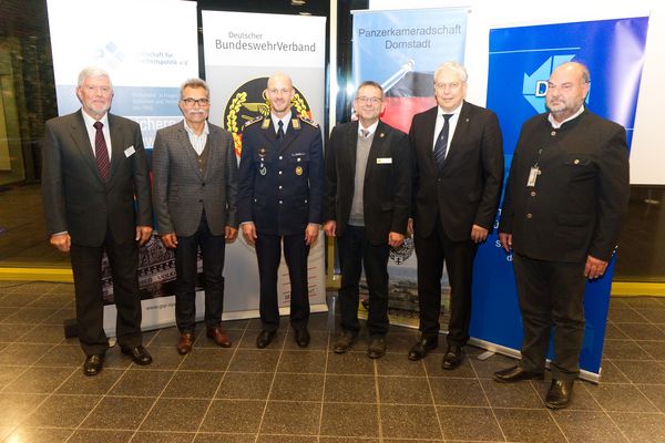 Gastgeber und Kooperationspartner der sicherheitspolitischen Vortragsreihe mit Kommodore Oberstleutnant Christian Mayer (3.v.l.) Foto: DBwV