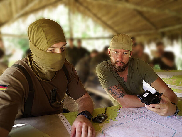 Seltene Einblicke: Robert Marc Lehmann (r.), Meeresbiologe und Abenteurer, durfte das KSK hautnah erleben. Foto: Bundeswehr