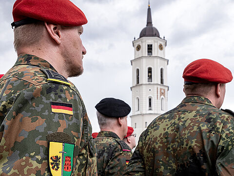 Die neue Regelung gilt für alle Bundeswehrangehörigen, die Rahmen einer allgemeinen Auslandsverwendung in einer Dienststelle des BMVg im Ausland tätig sind -also auch für die Soldatinnen und Soldaten der im Aufbau befindlichen Panzerbrigade 45 in Litauen. Foto: Bundeswehr/Mario Bähr