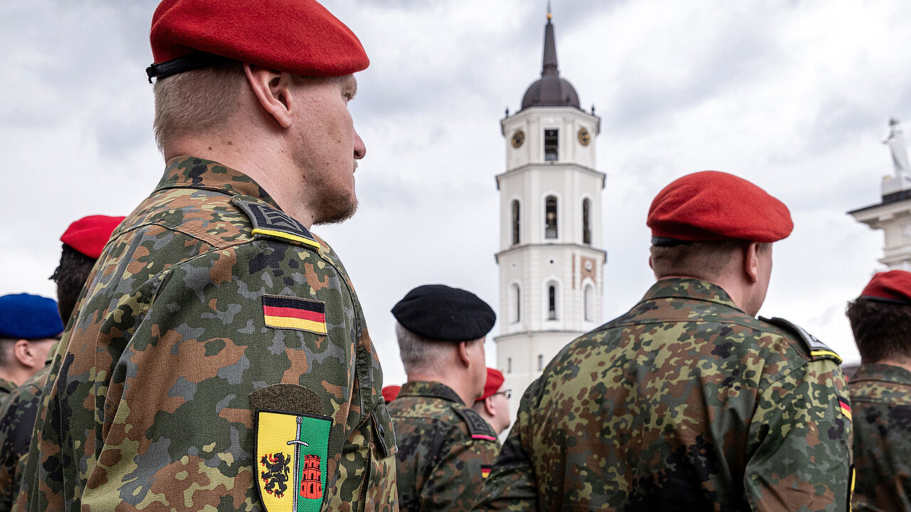 Die neue Regelung gilt für alle Bundeswehrangehörigen, die Rahmen einer allgemeinen Auslandsverwendung in einer Dienststelle des BMVg im Ausland tätig sind -also auch für die Soldatinnen und Soldaten der im Aufbau befindlichen Panzerbrigade 45 in Litauen. Foto: Bundeswehr/Mario Bähr