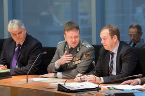 Oberstleutnant André Wüstner (2.v.l.) sprach bei der Arbeitsgruppe Verteidigung der Unionsfraktion im Bundestag über aktuelle Herausforderungen der Bundeswehr. Rechts von ihm der verteidigungspolitische Sprecher der Unionsfraktion, Henning Otte. Foto: DBw