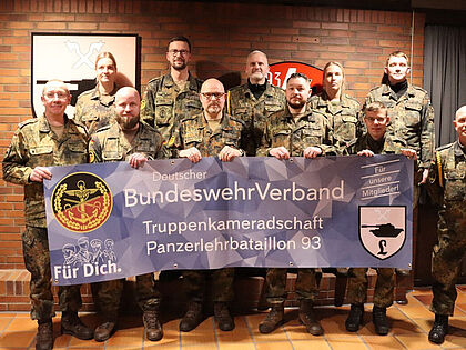 Der neue Vorstand mit dem Bezirksvorsitzenden (von links nach rechts): Oberstleutnant Thomas Schirpke, Leutnant Julia Gaßling, Hauptfeldwebel Alexander Grubbe, Hauptmann Lars Schunack (Bezirksvorsitzender), Stabsfeldwebel Peter Kretschmann, Oberstabsfeldwebel Stefan Sack, Stabsunteroffizier Florian Bartels, Oberfeldwebel Janine Kroß, Oberstabsgefreiter Martin Hönicke, Hauptgefreiter Paul Wortmann und Oberstabsfeldwebel Henryk Klaffki. Foto: LV Nord