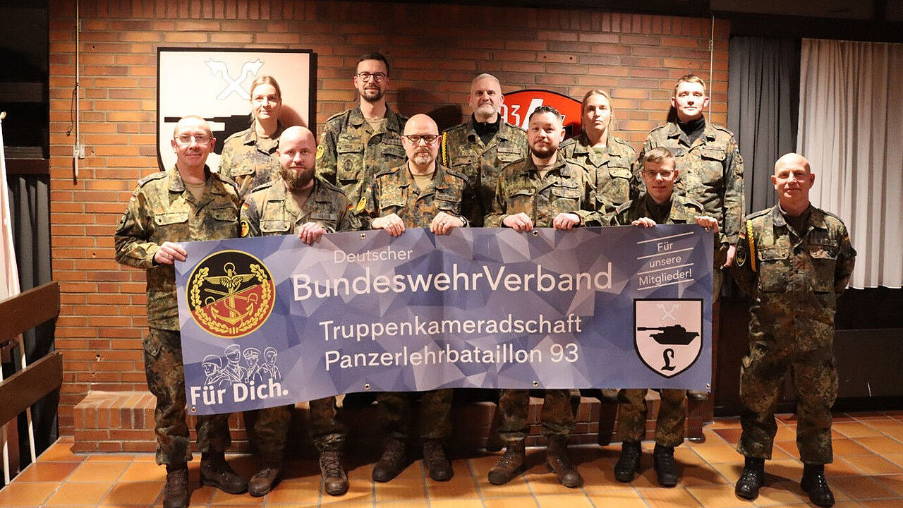 Der neue Vorstand mit dem Bezirksvorsitzenden (von links nach rechts): Oberstleutnant Thomas Schirpke, Leutnant Julia Gaßling, Hauptfeldwebel Alexander Grubbe, Hauptmann Lars Schunack (Bezirksvorsitzender), Stabsfeldwebel Peter Kretschmann, Oberstabsfeldwebel Stefan Sack, Stabsunteroffizier Florian Bartels, Oberfeldwebel Janine Kroß, Oberstabsgefreiter Martin Hönicke, Hauptgefreiter Paul Wortmann und Oberstabsfeldwebel Henryk Klaffki. Foto: LV Nord
