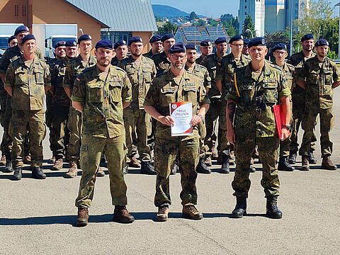 Beim Antreten der Fernmeldekompanie EUROCORPS wurde Stabsfeldwebel Carsten Lembcke die Urkunde für seine 25-jährige Dienstzeit sowie die Treueurkunde für 25-jährige Mitgliedschaft im DBwV ausgehändigt. (v.l.) Major Sven Peter, Stabsfeldwebel Carsten Lembcke und Oberstabsfeldwebel Frank Schmitt Foto: HptFw Steve Ahnert