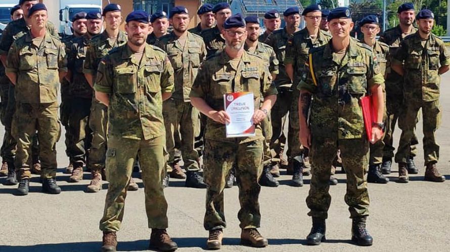 Beim Antreten der Fernmeldekompanie EUROCORPS wurde Stabsfeldwebel Carsten Lembcke die Urkunde für seine 25-jährige Dienstzeit sowie die Treueurkunde für 25-jährige Mitgliedschaft im DBwV ausgehändigt. (v.l.) Major Sven Peter, Stabsfeldwebel Carsten Lembcke und Oberstabsfeldwebel Frank Schmitt Foto: HptFw Steve Ahnert