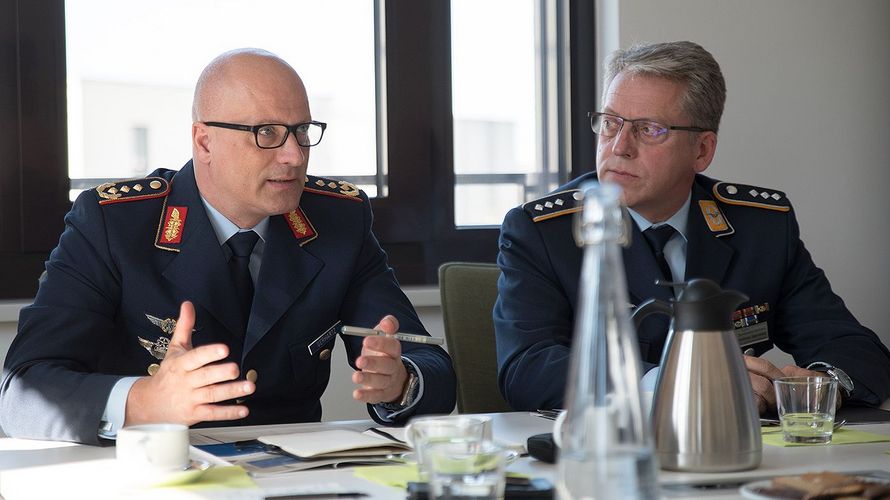 Luftwaffeninspekteur Generalleutnant Ingo Gerhartz (l.) engagiert sich für flexible Laufbahnmodelle. In der DBwV-Geschäftsstelle empfing ihn der Stellvertretende Bundesvorsitzende, Hauptmann Andreas Steinmetz. Foto: DBwV/Bombeke