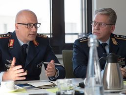 Luftwaffeninspekteur Generalleutnant Ingo Gerhartz (l.) engagiert sich für flexible Laufbahnmodelle. In der DBwV-Geschäftsstelle empfing ihn der Stellvertretende Bundesvorsitzende, Hauptmann Andreas Steinmetz. Foto: DBwV/Bombeke