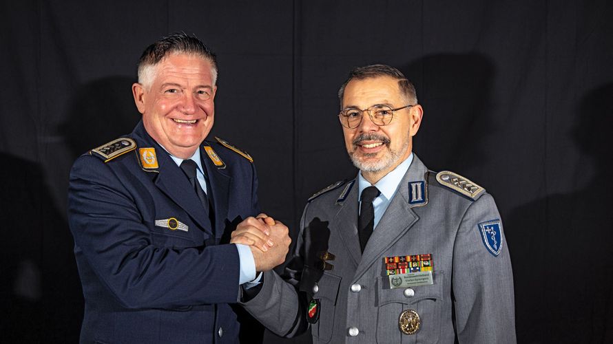 Oberstabsfeldwebel Uwe Hahn (links), Vorsitzender der Säule SKB im Bundesvorstand, und Oberstabsfeldwebel Stefan Sprengers, Vorsitzender Sanitätsdienst, arbeiten in der neue Struktur Hand in Hand. Foto: DBwV/Yann Bombeke