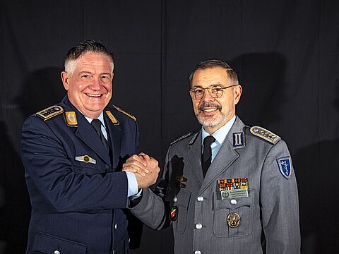 Oberstabsfeldwebel Uwe Hahn (links), Vorsitzender der Säule SKB im Bundesvorstand, und Oberstabsfeldwebel Stefan Sprengers, Vorsitzender Sanitätsdienst, arbeiten in der neue Struktur Hand in Hand. Foto: DBwV/Yann Bombeke