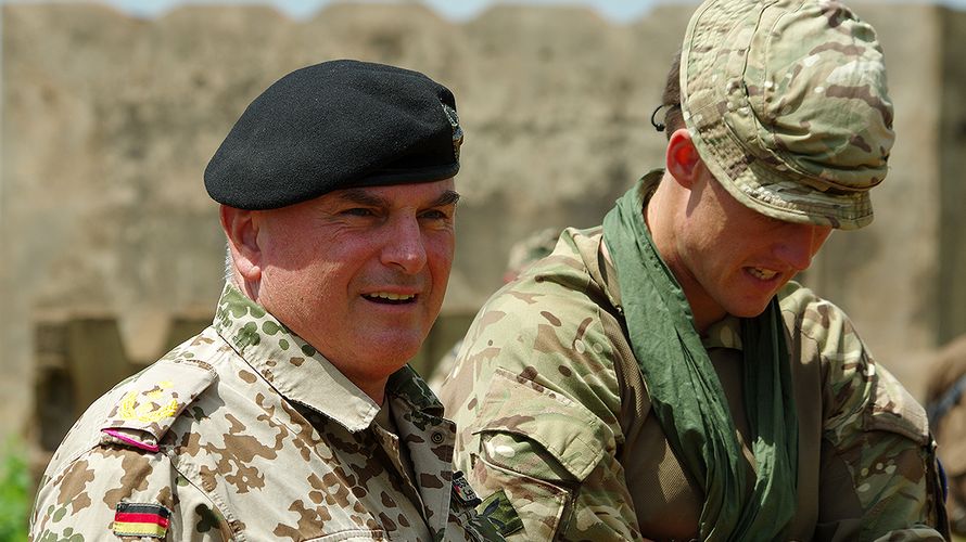 Generalleutnant Carsten Jacobson mit einem britischen Ausbilder im Koulikoro Training Center. Foto: DBwV/Henning