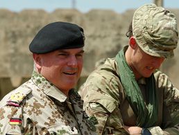 Generalleutnant Carsten Jacobson mit einem britischen Ausbilder im Koulikoro Training Center. Foto: DBwV/Henning