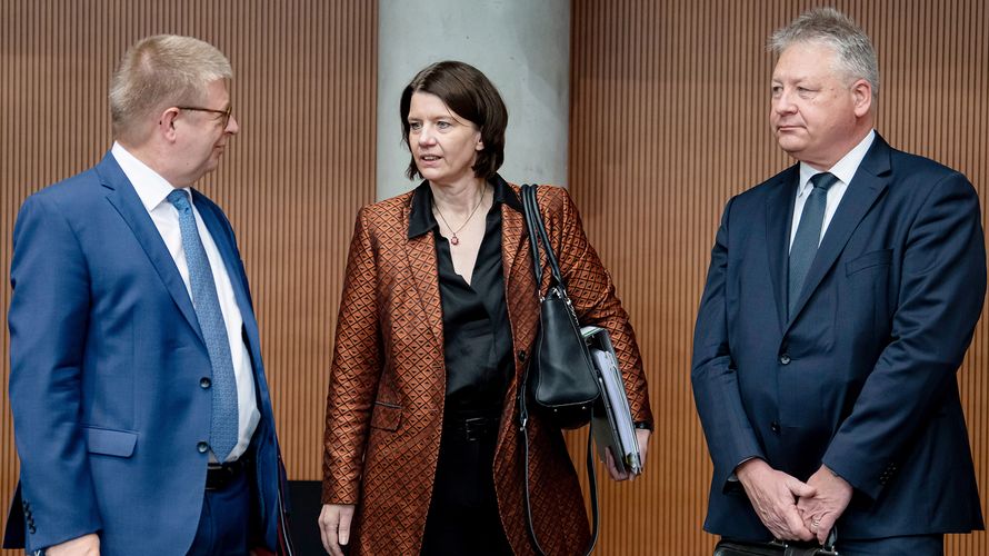 homas Haldenwang (l.), Präsident des Bundesamtes für Verfassungsschutz, Martina Rosenberg, Präsidentin des Bundesamtes für den Militärischen Abschirmdienst, und Bruno Kahl, Präsident des Bundesnachrichtendienstes vor Beginn der Öffentlichen Anhörung durch das Parlamentarische Kontrollgremium. Foto: piucture alliance/dpa/Fabian Sommer