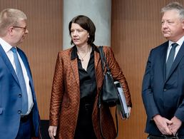 homas Haldenwang (l.), Präsident des Bundesamtes für Verfassungsschutz, Martina Rosenberg, Präsidentin des Bundesamtes für den Militärischen Abschirmdienst, und Bruno Kahl, Präsident des Bundesnachrichtendienstes vor Beginn der Öffentlichen Anhörung durch das Parlamentarische Kontrollgremium. Foto: piucture alliance/dpa/Fabian Sommer