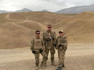 Steffi Matz und zwei Kameraden in Afghanistan. Bei ihrem letzten Einsatz in 2014 erkrankte sie an einer PTBS. Foto: privat 