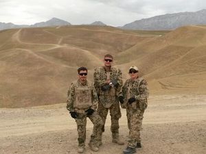 Steffi Matz und zwei Kameraden in Afghanistan. Bei ihrem letzten Einsatz in 2014 erkrankte sie an einer PTBS. Foto: privat