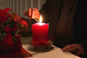 Auch heute entzündet Bernd Schaller noch Kerzen für die Gefallenen. Zum Jahrestag treffen sich einige der Kameraden. Foto: DBwV/Schmidt