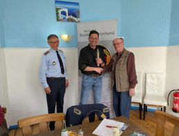 „Ahle Worscht“ - eine nordhessische Spezialität- gibt es traditionell als Dankeschön bei den Ehemaligen in Gießen. Diesmal freute sich der Vorsitzende ERH im Landesverband West, Hauptmann a.D. Guido Hedemann über den Leckerbissem. Foto: Ralf Schuchard