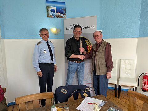 „Ahle Worscht“ - eine nordhessische Spezialität- gibt es traditionell als Dankeschön bei den Ehemaligen in Gießen. Diesmal freute sich der Vorsitzende ERH im Landesverband West, Hauptmann a.D. Guido Hedemann über den Leckerbissem. Foto: Ralf Schuchard