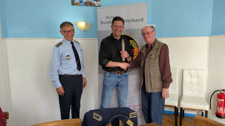 „Ahle Worscht“ - eine nordhessische Spezialität- gibt es traditionell als Dankeschön bei den Ehemaligen in Gießen. Diesmal freute sich der Vorsitzende ERH im Landesverband West, Hauptmann a.D. Guido Hedemann über den Leckerbissem. Foto: Ralf Schuchard