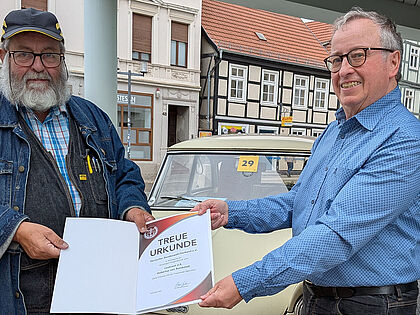 Bei einem Besuch in Stendal übergab der Vorsitzende der KERH Havelberg/Klietz/Altmark, Norbert Peterssohn (r.) die Treueurkunde für 50 Jahre Mitgliedschaft an Hubertus von Rundstedt. Foto: Norbert Peterssohn