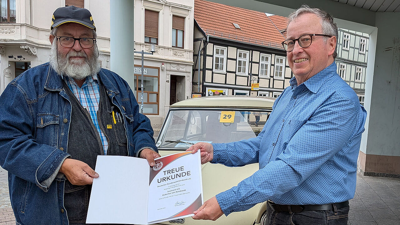 Bei einem Besuch in Stendal übergab der Vorsitzende der KERH Havelberg/Klietz/Altmark, Norbert Peterssohn (r.) die Treueurkunde für 50 Jahre Mitgliedschaft an Hubertus von Rundstedt. Foto: Norbert Peterssohn